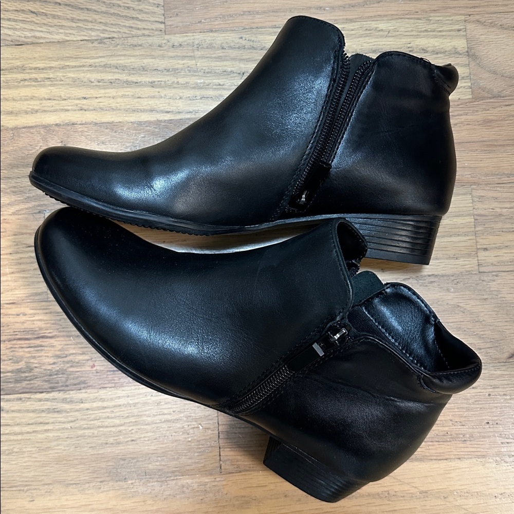 Black Leather Trotters Major Bootie. size 6M.